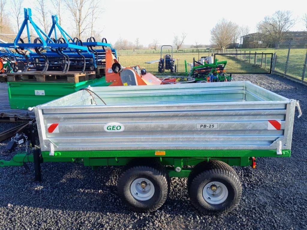 Bennes hydrauliques pour micro-tracteurs – Capacité 1,5 T et 2,5 T